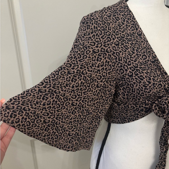 American Eagle cheetah print tie front cropped blouse size M - Picture 6 of 10
